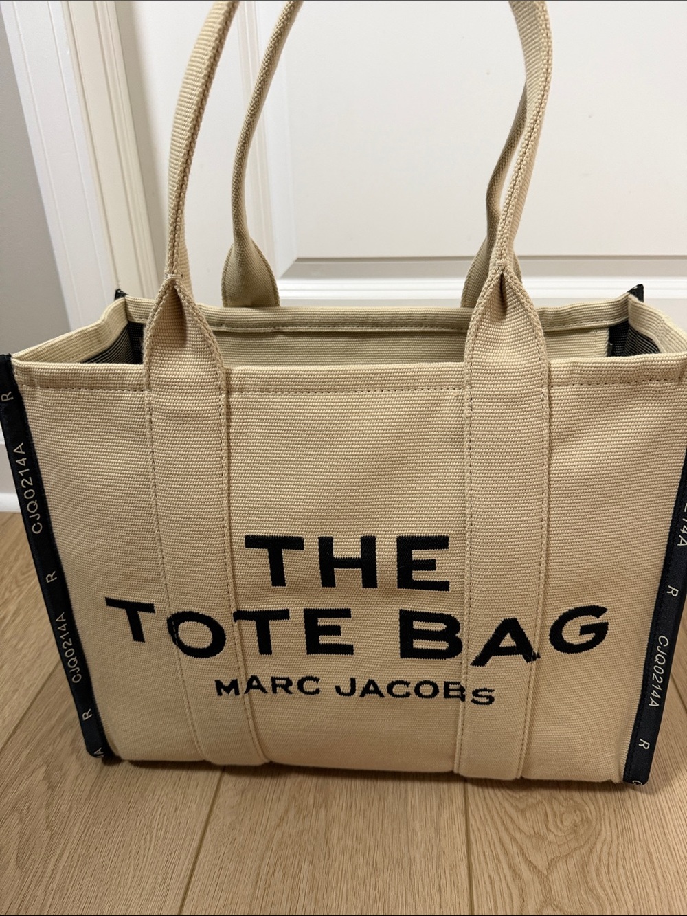 Marc Jacobs The Tote Bag in Beige